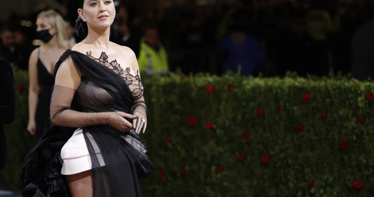 epa09923770 Katy Perry on the red carpet for the 2022 Met Gala, the annual benefit for the Metropolitan Museum of Art's Costume Institute, in New York, New York, USA, 02 May 2022. The event coincides with the Met Costume Institute's 'In America: An Anthology of Fashion' which opens 05 May 2022 concludes 05 September 2022. EPA/JUSTIN LANE/Justin Lane