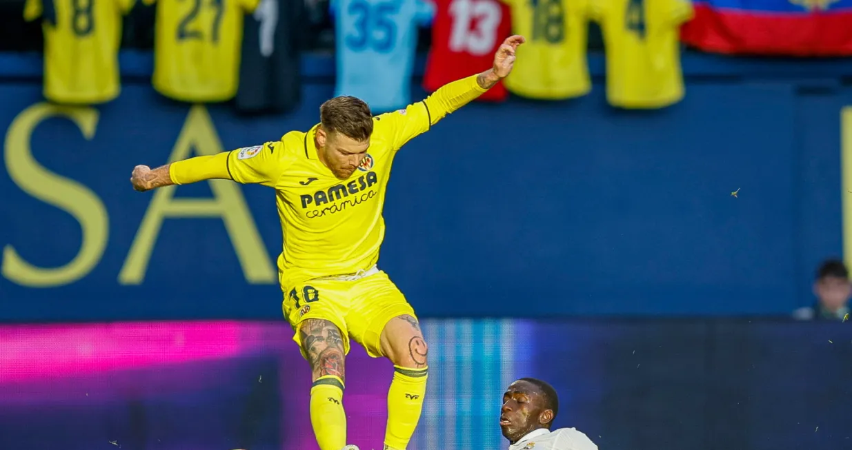 epa10394435 Villarreal's defender Alberto Moreno (L) vies for the ball with Real Madrid's defender Ferland Mendy (R) during the Spanish LaLiga soccer match between Villarreal CF and Real Madrid at Estadio de La Ceramica in Vila-real, eastern Spain, 07 January 2022. EPA/BIEL ALINO