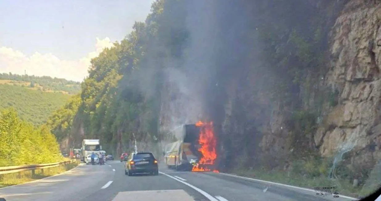 Autobus u plamenu/Patrole - Radari/