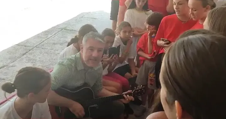 Alen Šeranić svira gitaru/ATV/