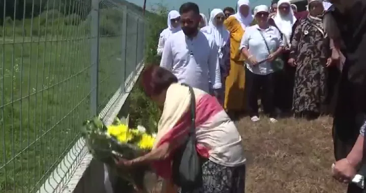 Polaganje cvijeća na ogradi ispred hale zadruge u Kravici/PrtSc/N1/