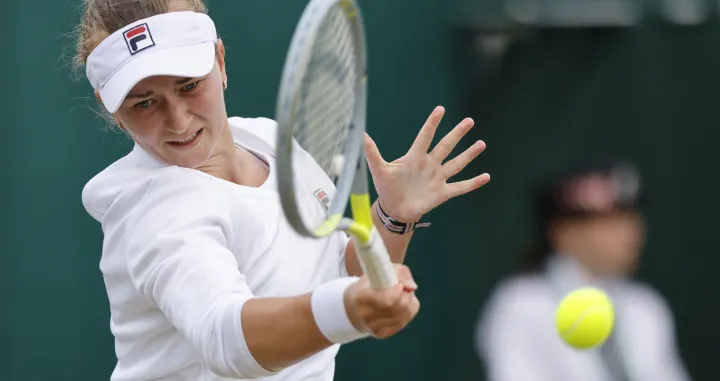 epa10047536 Barbora Krejcikova of the Czech Republic in action against Ajla Tomljanovic of Australia during their Women's third round match at the Wimbledon Championships, in Wimbledon, Britain, 02 July 2022. EPA/TOLGA AKMEN  EDITORIAL USE ONLY