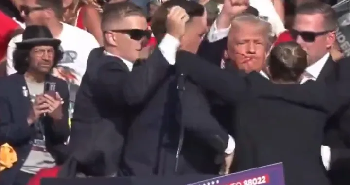 Trump je pogođen u uho/