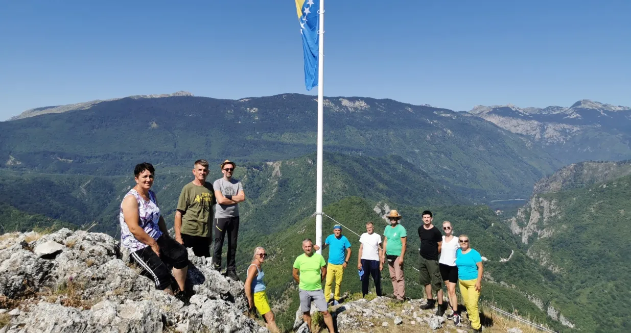 Podignuta zastava na Komu/