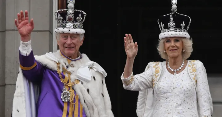 Novokrunisani kralj Charles III i kraljica Camilla pojavili su se u subotu na balkonu Buckinghamske palate u Londonu sa ostalim članovima kraljevske porodice nakon ceremonije krunisanja. Tokom pojavljivanja na balkonu sa Charlesom i Camillom bili su i William, princ od Walesa, Kate, princeza od Walesa i Edward, vojvoda od Edinburga. (Alex Juarez - Anadolu Agency)/�