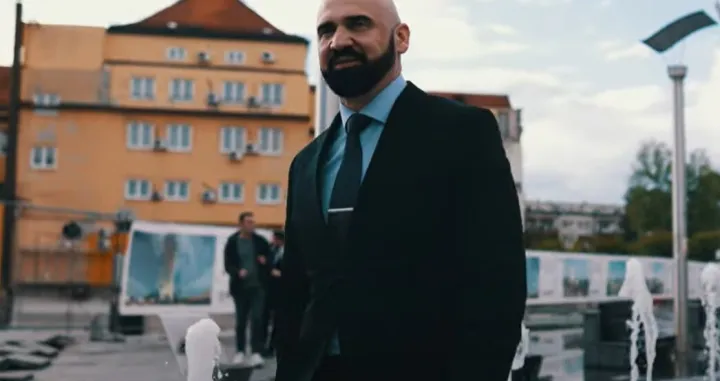 Isak u jednom od kadrova u spotu/Screenshot/