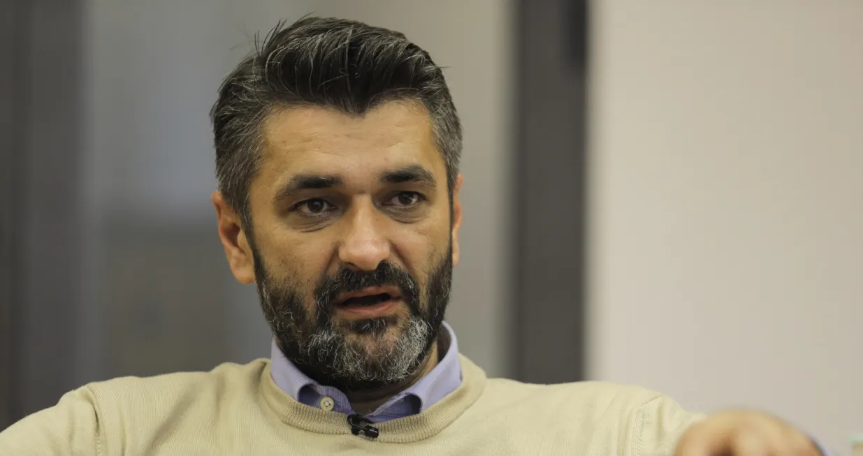 Arhivska fotografija - Emir Suljagić o aktuelnoj političkoj situaciji u Bosni i Hercegovini. Autor je direktor Memorijalnog centra Srebrenica. Honorarni je predavač na Odsjeku za međunarodne odnose Internacionalnog univerziteta u Sarajevu (IUS). Suljagić je i autor dvije knjige: "Etničko čišćenje: politika i nasilje - srpska kampanja etničkog čišćenja u bivšoj Jugoslaviji" i "Razglednica iz groba" (Samır Jordamovıc - Anadolu Agency)/Samır Jordamovıc
