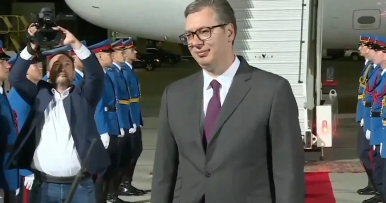 Vučić je pored vozila u kojem je bio Scholc stajao, i stajao, i stajao/Screenshot/