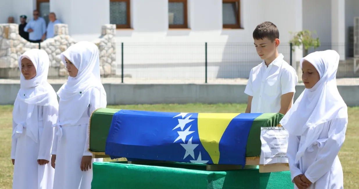 U Memorijalnom centru Kamičani u Kozarcu kod Prijedora danas je klanjana kolektivna denaza za dvije rtve Prijedora i doline Sane koju je predvodio reisul-ulema Islamske zajednice (IZ) u Bosni i Hercegovini Husein ef. Kavazović./AnadolijaMnogobrojni građani okupili su se u Kamičanima kako bi ispratili posmrtne ostatke rtava koji su ekshumirani u masovnim grobnicama Hrastova Glavica i Jakarina Kosa. (Gorana Jakovljevic - Anadolu Agency)/Gorana Jakovljevic