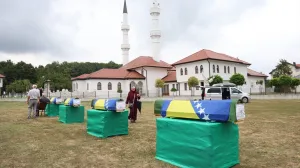 Posmrtni ostaci četiri žrtve proteklog rata s područja Prijedora danas će biti ukopani nakon kolektivne dženaze koja će se klanjati u Kozarcu, Memorijalnom centru "Kamičani".Radi se o žrtvama koje su 1992. godine ubijene na području Korićanskih stijena, Čarakova i Kozarca./Anadolija