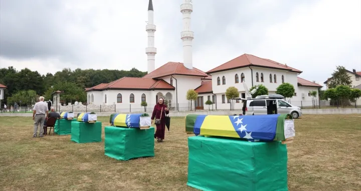 Posmrtni ostaci četiri žrtve proteklog rata s područja Prijedora danas će biti ukopani nakon kolektivne dženaze koja će se klanjati u Kozarcu, Memorijalnom centru "Kamičani".Radi se o žrtvama koje su 1992. godine ubijene na području Korićanskih stijena, Čarakova i Kozarca./Anadolija