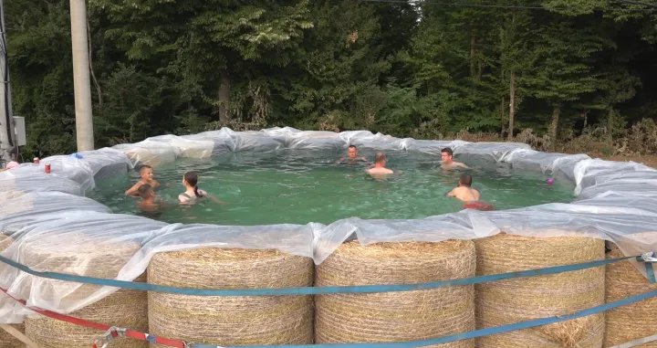 Bazen napravili od sijena/Buka/