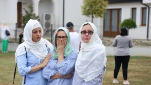 Prijedor, BiH - 20. juli 2024.: Porodice ispratile posmrtne ostatke četiri žrtve proteklog rata iz Prijedora koje su 1992. godine ubijene na području Korićanskih stijena, Čarakova i Kozarca/Anadolija