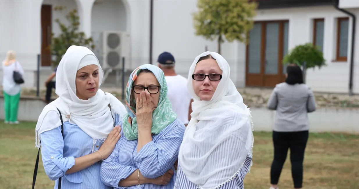 Prijedor, BiH - 20. juli 2024.: Porodice ispratile posmrtne ostatke četiri žrtve proteklog rata iz Prijedora koje su 1992. godine ubijene na području Korićanskih stijena, Čarakova i Kozarca/Anadolija