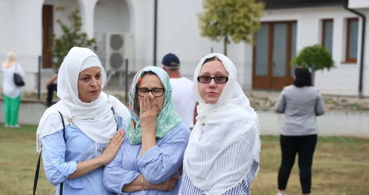 Prijedor, BiH - 20. juli 2024.: Porodice ispratile posmrtne ostatke četiri žrtve proteklog rata iz Prijedora koje su 1992. godine ubijene na području Korićanskih stijena, Čarakova i Kozarca/Anadolija