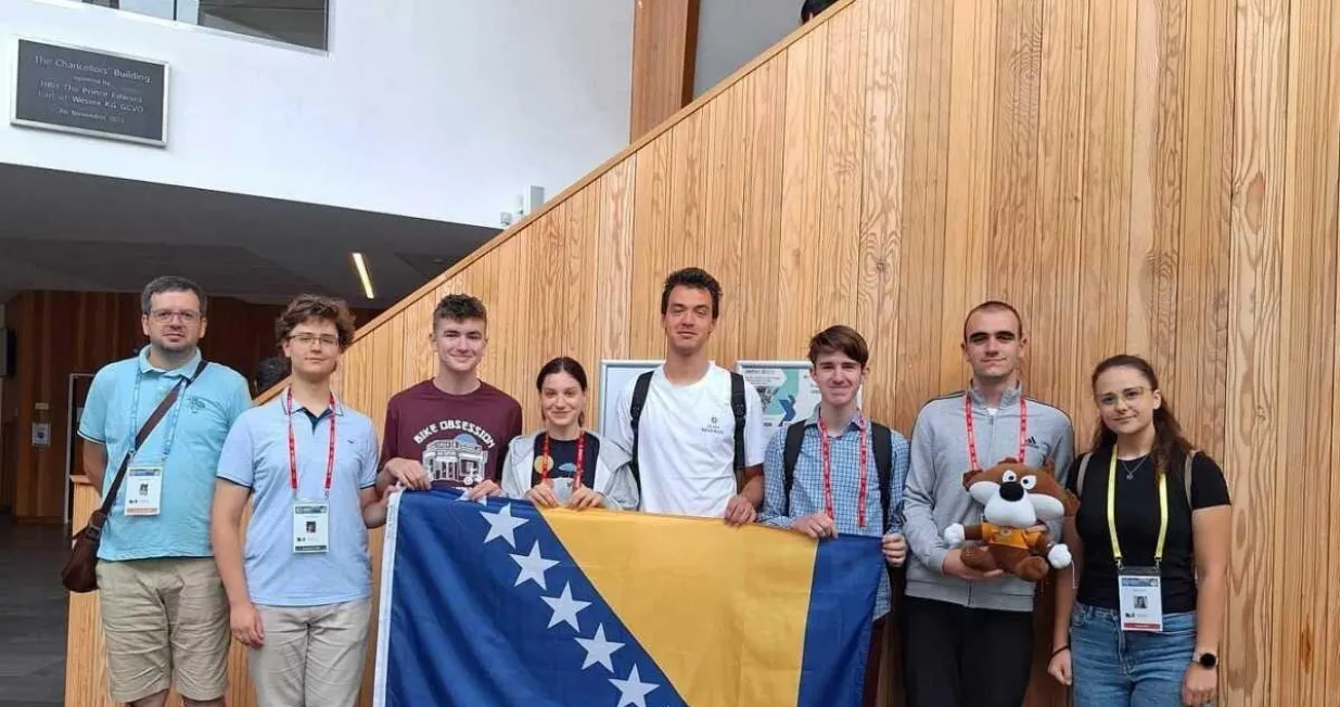 Na ovogodi&scaron;njoj Internacionalnoj matematičkoj olimpijadi (IMO), održanoj u Velikoj Britaniji (Bath), učenici iz Bosne i Hercegovine ostvarili su istorijski uspjeh, osvojiv&scaron;i tri zlatne, jednu srebrenu i dvije bronzane medalje/