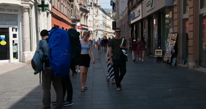 Toplo vrijeme turisti u gradu/Damir Deljo