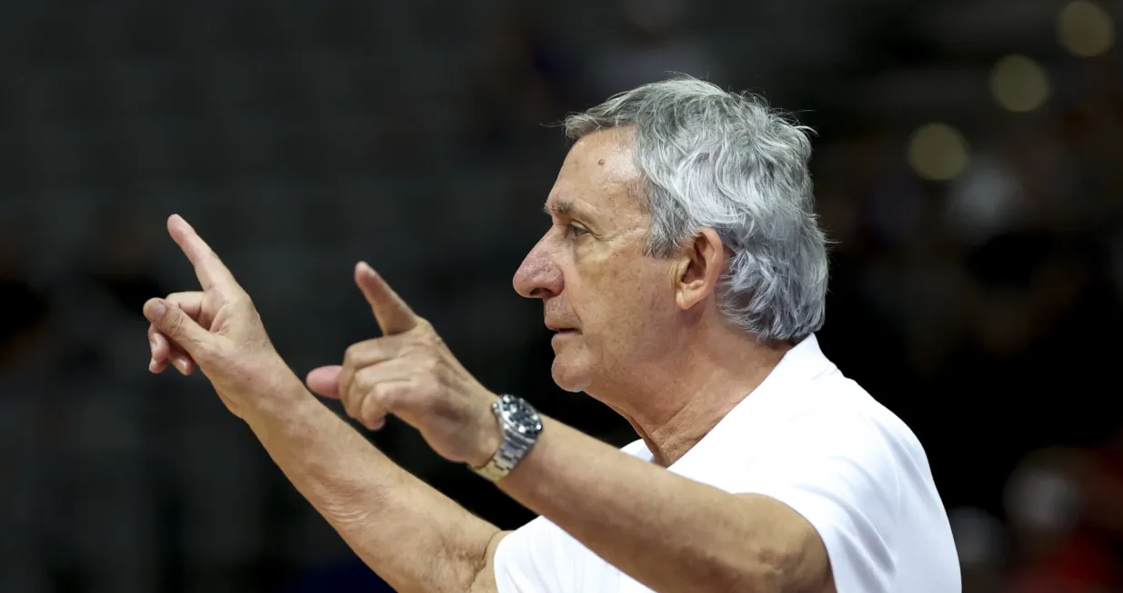 epa10171171 Serbia's head coach Svetislav Pesic gestures during the FIBA EuroBasket 2022 group stage match between Serbia and Poland in Prague, Czech Republic, 08 September 2022. EPA/MARTIN DIVISEK