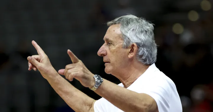 epa10171171 Serbia's head coach Svetislav Pesic gestures during the FIBA EuroBasket 2022 group stage match between Serbia and Poland in Prague, Czech Republic, 08 September 2022. EPA/MARTIN DIVISEK