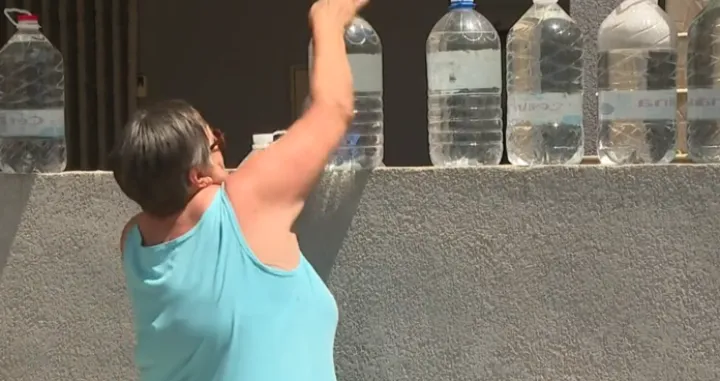 kanisteri, flase, voda/