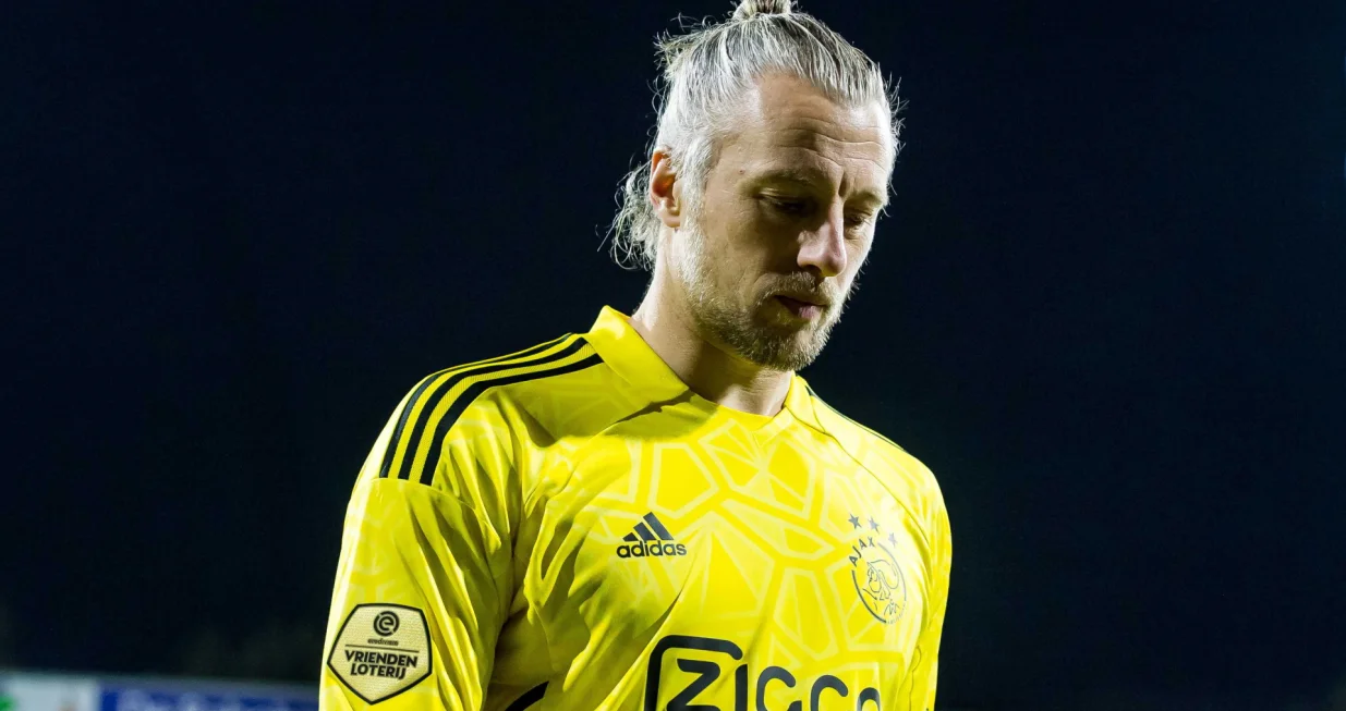 epa10302461 Ajax goalkeeper Remko Pasveer reacts during the Dutch Eredivisie soccer match between FC Emmen and Ajax Amsterdam in Emmen, Netherlands, 12 November 2022. EPA/Cor Lasker
