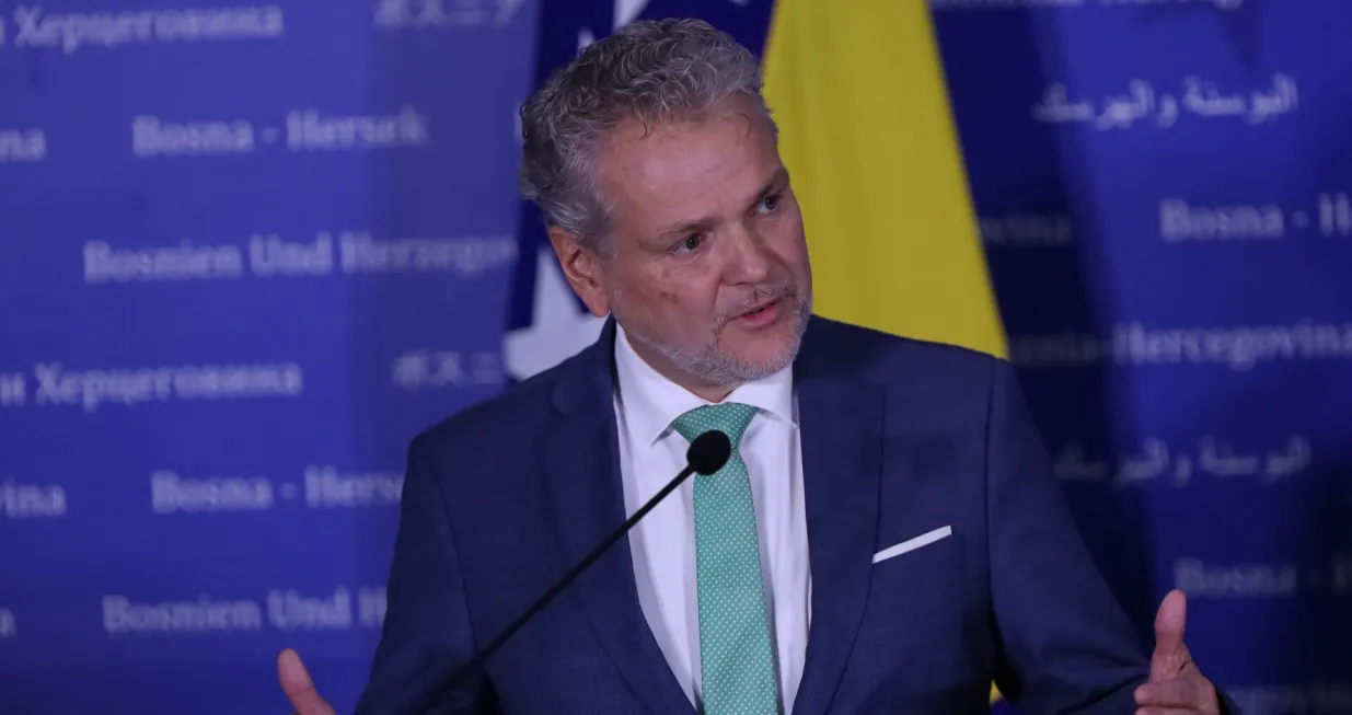 Predsjedateljica Vijeća ministara BiH Borjana Kri&scaron;to i &scaron;ef Delegacije Evropske unije i specijalni predstavnik EU u BiH ambasador Johann Sattler uručenje Izvje&scaron;taja Evropske komisije o Bosni i Hercegovini za 2023. godinu/Senad Gubelić