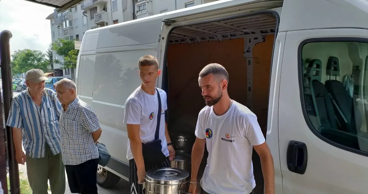 Mladići i djevojke iz Njemačke cijelu sedmicu volontirali u "Merhametu"/Anadolija/