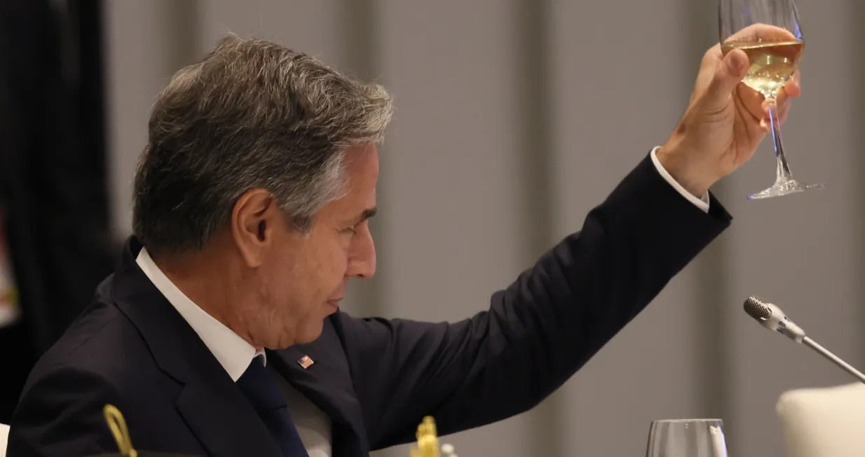 epa10309681 US Secretary of State Antony Blinken raises his glass as he takes part in a working lunch at the 33rd APEC Ministerial Meeting (AMM) during the Asia-Pacific Economic Cooperation (APEC) summit in Bangkok, Thailand,17 November 2022. EPA/JACK TAYLOR/POOL/Jack Taylor/Pool