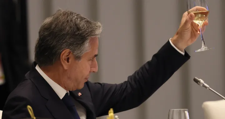 epa10309681 US Secretary of State Antony Blinken raises his glass as he takes part in a working lunch at the 33rd APEC Ministerial Meeting (AMM) during the Asia-Pacific Economic Cooperation (APEC) summit in Bangkok, Thailand,17 November 2022. EPA/JACK TAYLOR/POOL/Jack Taylor/Pool