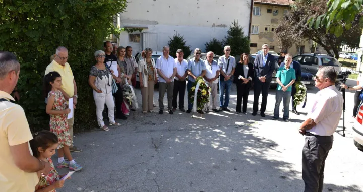 Odavanje počasti, polaganje cvijeća u znak sjećanja na poginule u Ulici Jukićeva u Sarajevu 31.7.1992./Općina Centar