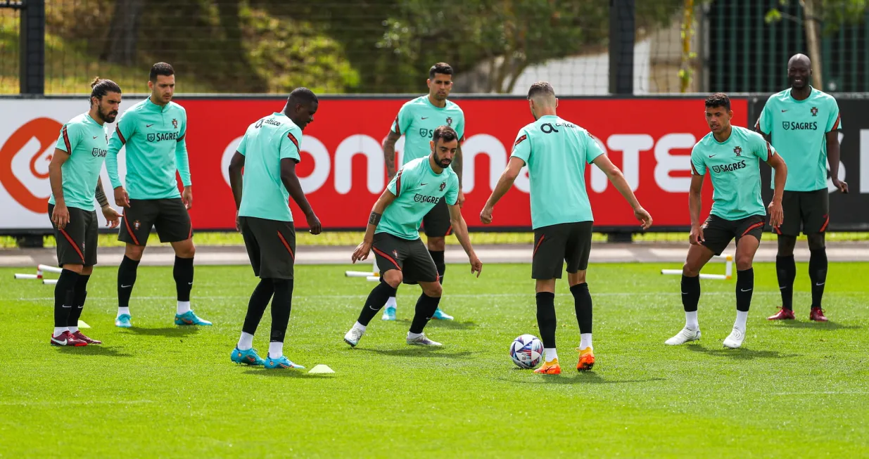 epa09989272 Portugal soccer team players (L-R) Ruben Neves, Diogo Dalot, William Carvalho, Bruno Fernandes, Joao Cancelo, Domingos Duarte, Matheus Pereira and Danilo Pereira, during the training session at Cidade do Futebol in Oeiras, outskirts of Lisbon, Portugal, 01 June 2022. Portugal will play against Spain, Czech Republic and Switzerland for the upcoming UEFA Nations League. EPA/JOSE SENA GOULAO