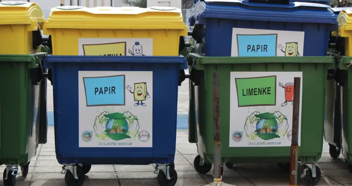 Kontejneri za staklo, papir i i limenke/Samra Tufek