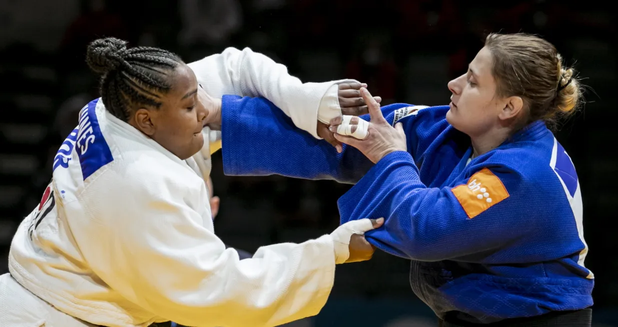 epa08834225 Rochele Nunes of Portugal (white) and Larisa Ceric from Bosna and Herzegovina (blue) in action during the bronz medal bout in the women's +78kg category at the European Judo Championships in Prague, Czech Republic, 21 November 2020. EPA/MARTIN DIVISEK hm