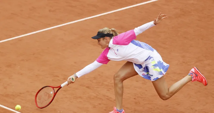 epa08705570 Donna Vekic of Croatia plays a forehand in her first round match against Irina Bara of Romania at the French Open tennis tournament at Roland Garros in Paris, France, 29 September 2020. EPA/IAN LANGSDON