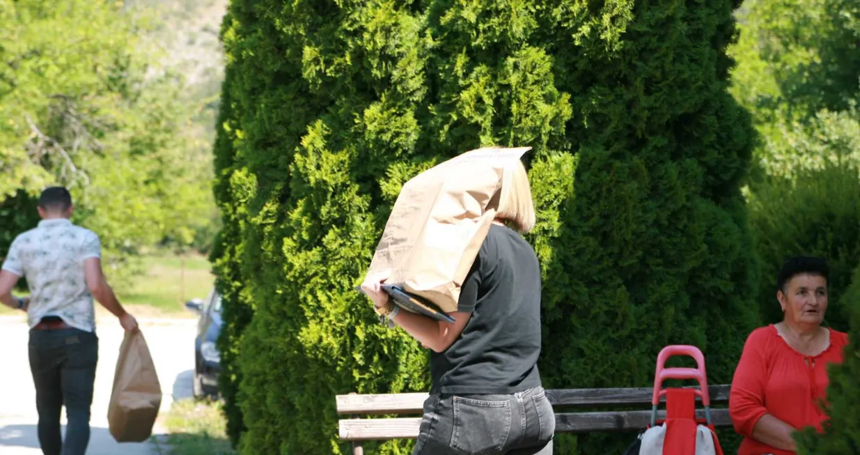 Iz Općine Trnovo se iznosi dokumentacija u okviru akcije Incitati koju sprovode pripadnici SIPA-e, MUP-a KS, OSA-e BiH i Ureda za borbu protiv korupcije KS. Među osumnjičenima je načelnik Trnova Ibro Berilo/Damir Deljo