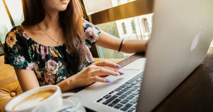 djevojka, žena, laptop, posao, kafa, digitalni nomad/Pexels