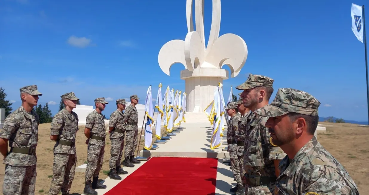 Na Vla&scaron;iću na Ljutoj Gredi otkriven spomenik Mehmedu Alagiću, ljiljan visok 17 metara/Travnik.ba