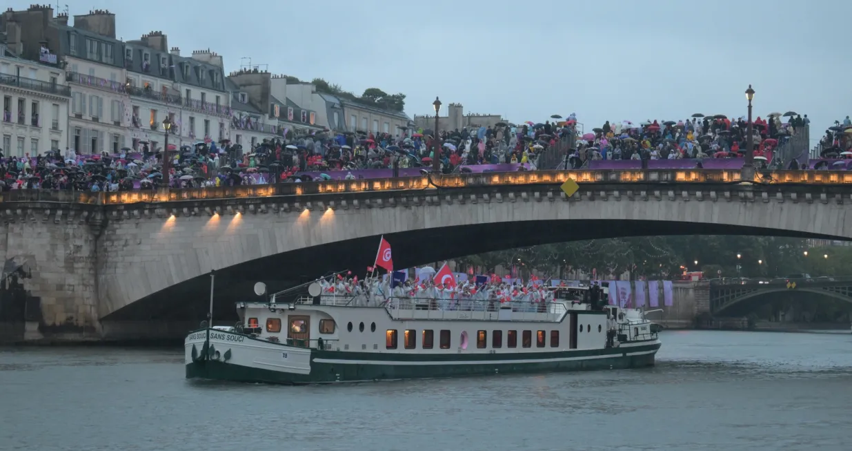 Sportisti Turskog tima viД'eni su na ДЌamcu duЕѕ rijeke Sene tokom ceremonije otvaranja Olimpijskih igara u Parizu 2024. (Mehmet Murat Г–nel - Anadolu Agency)/
