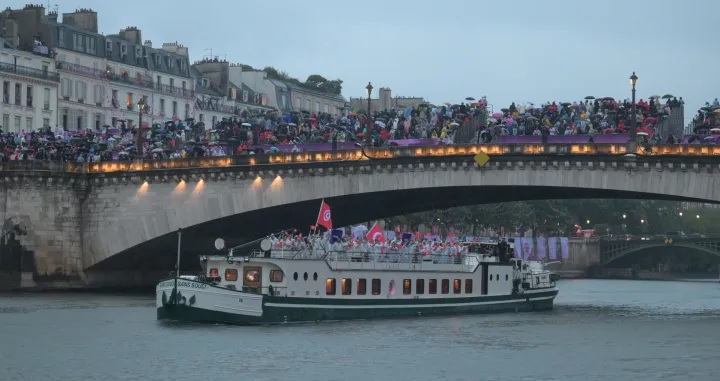 Sportisti Turskog tima viД'eni su na ДЌamcu duЕѕ rijeke Sene tokom ceremonije otvaranja Olimpijskih igara u Parizu 2024. (Mehmet Murat Г–nel - Anadolu Agency)/