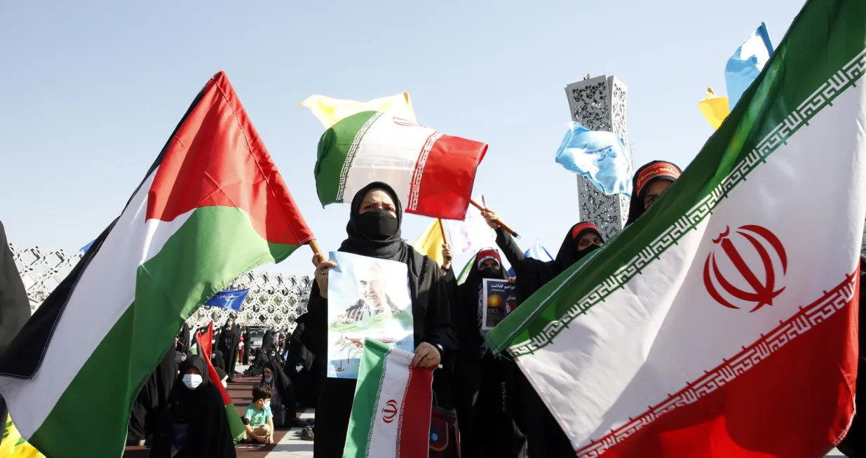 epa09212550 Iranians hold national Palestinian flags during a protest in solidarity with the people of Palestine in Tehran, Iran, 19 May 2021. Iran harshly condemns the Israeli strikes on Gaza. EPA/ABEDIN TAHERKENAREH/Abedin Taherkenareh