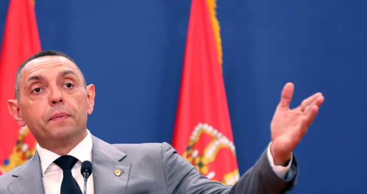 epa10226287 Serbian Interior Minister Aleksandar Vulin addresses the media with Austrian interior minister and Hungarian minister of foreign affairs and trade after their meeting in Belgrade, Serbia, 06 October 2022. High level delegations of Serbia, Hungary and Austria met in Belgrade to discuss border and migration management. EPA/ANDREJ CUKIC/Andrej Cukic