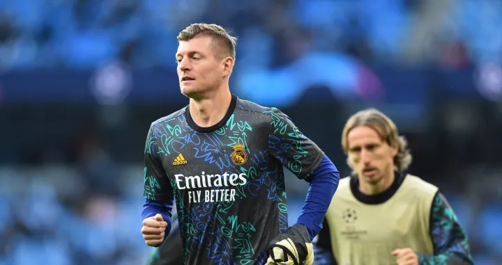 epa09910638 Real Madrid's Toni Kroos (L) and Real Madrid's Luka Modric (R) warm up for the UEFA Champions League semi final, first leg soccer match between Manchester City and Real Madrid in Manchester, Britain, 26 April 2022. EPA/PETER POWELL