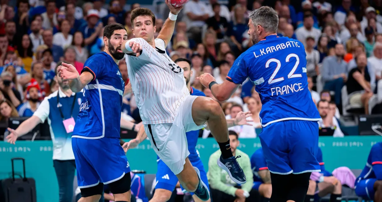 Paris, Frankreich: Handball Herren - Viertelfinale - Deutschland - Frankreich v.li. Nikola Karabatic Frankreich, Renars Uscins Deutschland, Luka Karabatic Frankreich Lille Stade Pierre Mauroy Frankreich *** Paris, France Handball Mens Quarterfinals Germany France from left Nikola Karabatic France, Renars Uscins Germany, Luka Karabatic France Lille Stade Pierre Mauroy France Photo: IMAGO/Marco Wolf/IMAGOSPORT