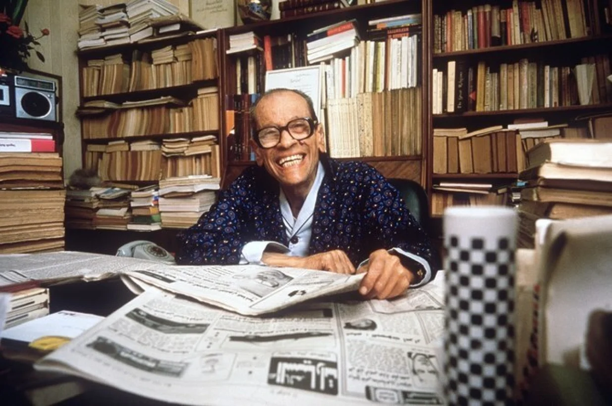Egyptian novelist Naguib Mahfouz smiles in his Cairo home, 19 October 1988, a few days after the announcement of his award of the Nobel Prize in Literature. (Photo by Peter Oftedal/SCANPIX SWEDEN/AFP)/Peter Oftedal