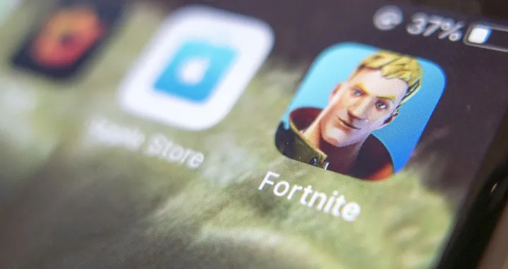 epa08621917 The Fortnite app icon displayed on an iPhone in Miami, Florida, USA, 24 August 2020. US tech giant Apple and game developer Epic Games are in a dispute over the distribution of income from in-app purchases of the game Fortnite. EPA/CRISTOBAL HERRERA-ULASHKEVICH/Cristobal Herrera-ulashkevich