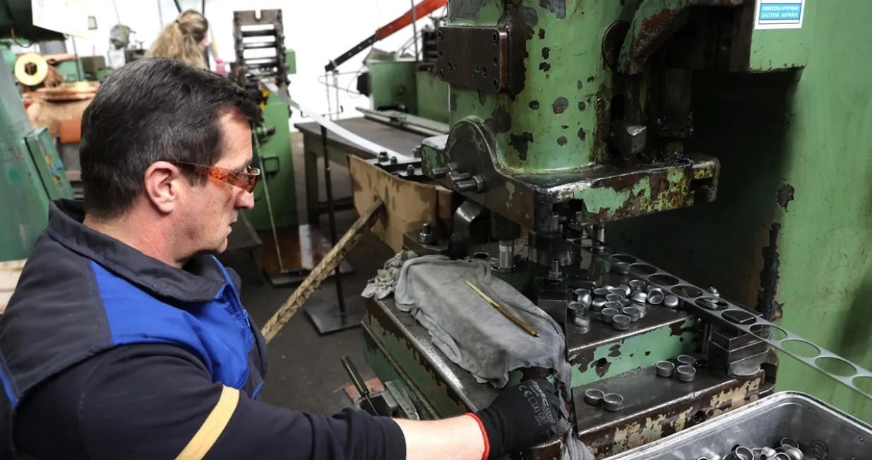 BUGOJNO, 17. maja (FENA) - Ministar odbrane BiH Zukan Helez izjavio je danas u Bugojnu da će tamošnja fabrika Binas zahvaljujući novim ugovorima potpisanim s Indijom do kraja godine zaposliti još najmanje 300 novih radnika. (Foto FENA/Harun Muminović)/