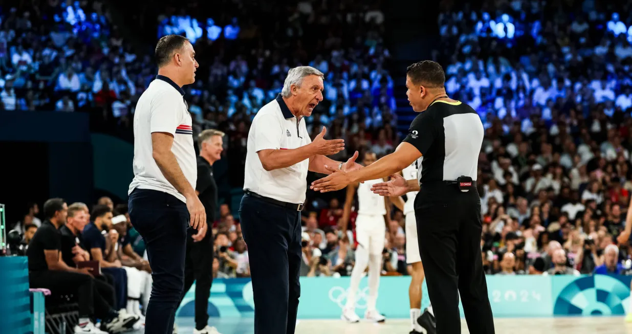 FRA, Paris, Olympischen Spiele Paris 2024, 08.08.2024, Basketball Herren Halbfinale USA - Serbien, Bercy Arena Svetislav Pesic Trainer Serbien diskutiert mit einem der Schiedsrichter *** FRA, Paris, Olympic Games Paris 2024, 08 08 2024, Basketball mens semi-final USA Serbia, Bercy Arena Svetislav Pesic coach Serbia discusses with one of the referees Copyright: HMBxMedia/SteffiexWunderl Photo: IMAGO/Steffie Wunderl/IMAGOSPORT