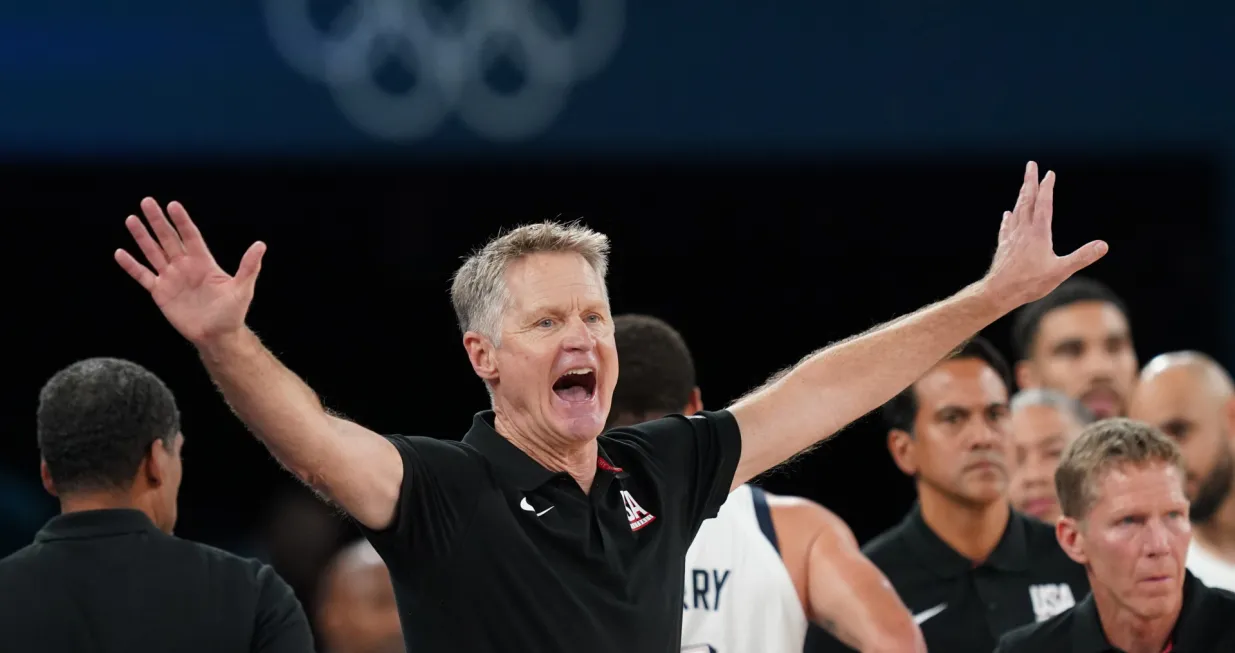 08 August 2024, France, Paris: Olympics, Paris 2024, basketball, USA - Serbia, semi-final, Steve Kerr, USA coach, gesticulates. Photo: Marcus Brandt/dpa Photo: Marcus Brandt/DPA