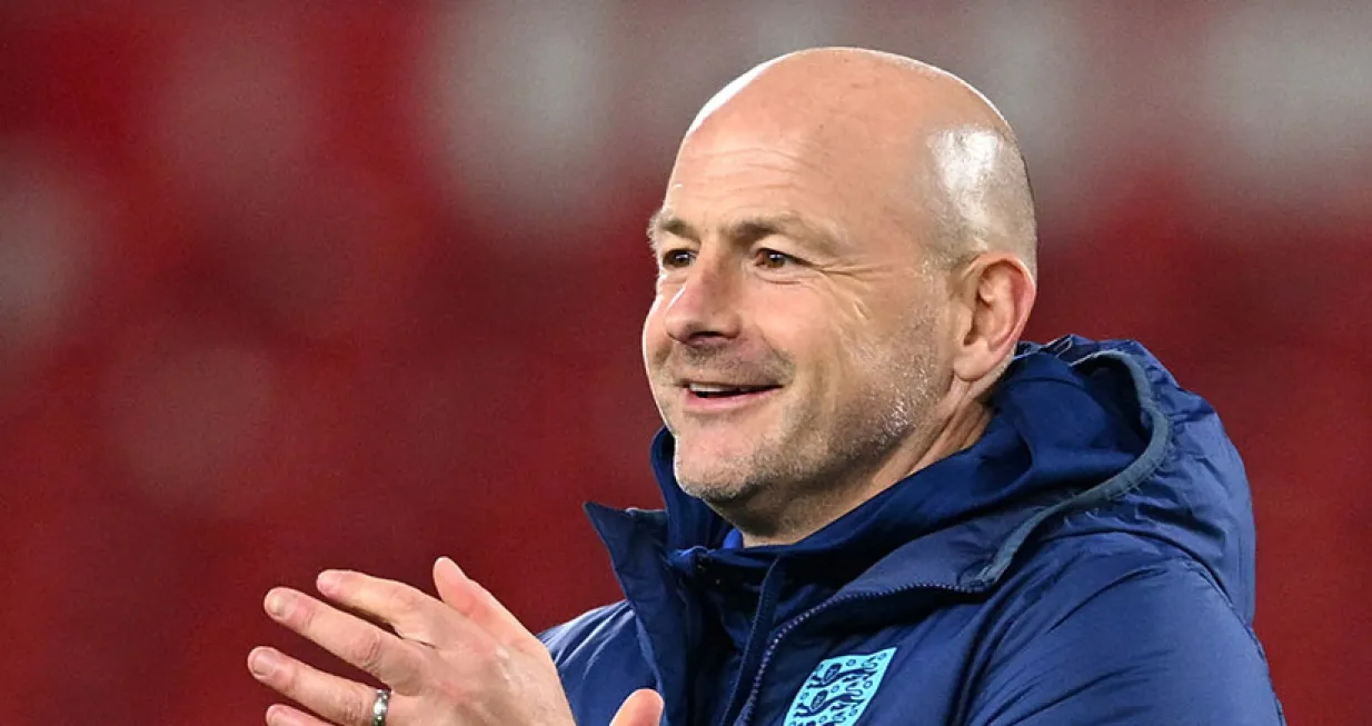 NOTTINGHAM, ENGLAND - OCTOBER 12Lee Carsley, Manager of England applauds the fans after the UEFA U21 EURO Qualifier match between England and Serbia at City Ground on October 12, 2023 in Nottingham, England. (Photo by Michael Regan/Getty Images)