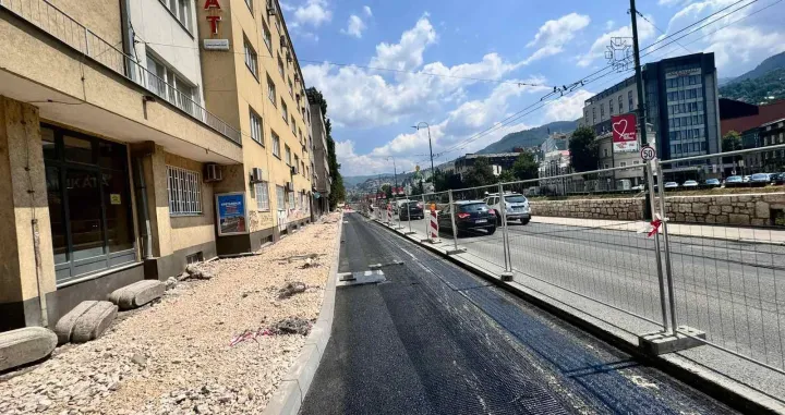 Asfaltiranje dvije kolovozne trake i trotoara na dionici glavne gradske saobraćajnice - od Skenderije do spoja s Radićevom ulicom/Msks